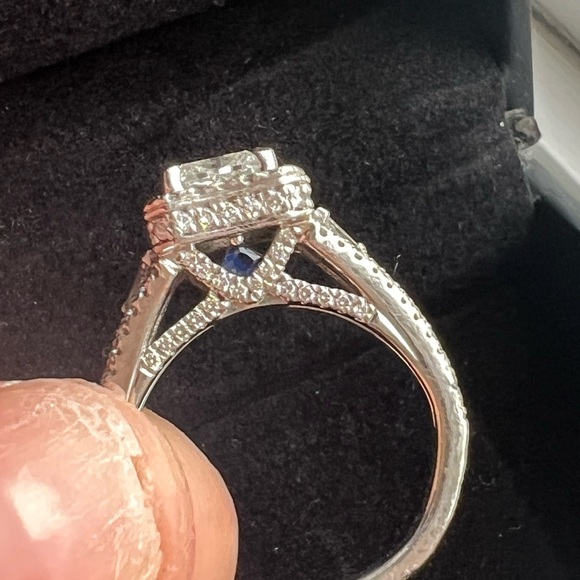 Vera Wang engagement ring. Size 6 - Picture 2 of 6